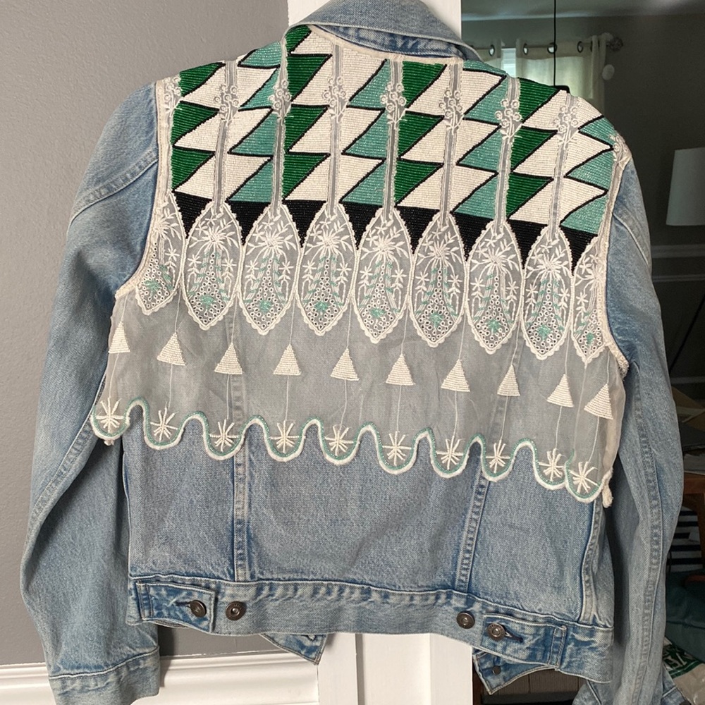Super cute western Levi’s jeans jacket with embellished embroidery.